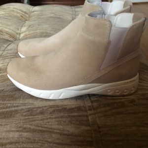 Reebok Size 6 SUEDE ortholite sole sneakers